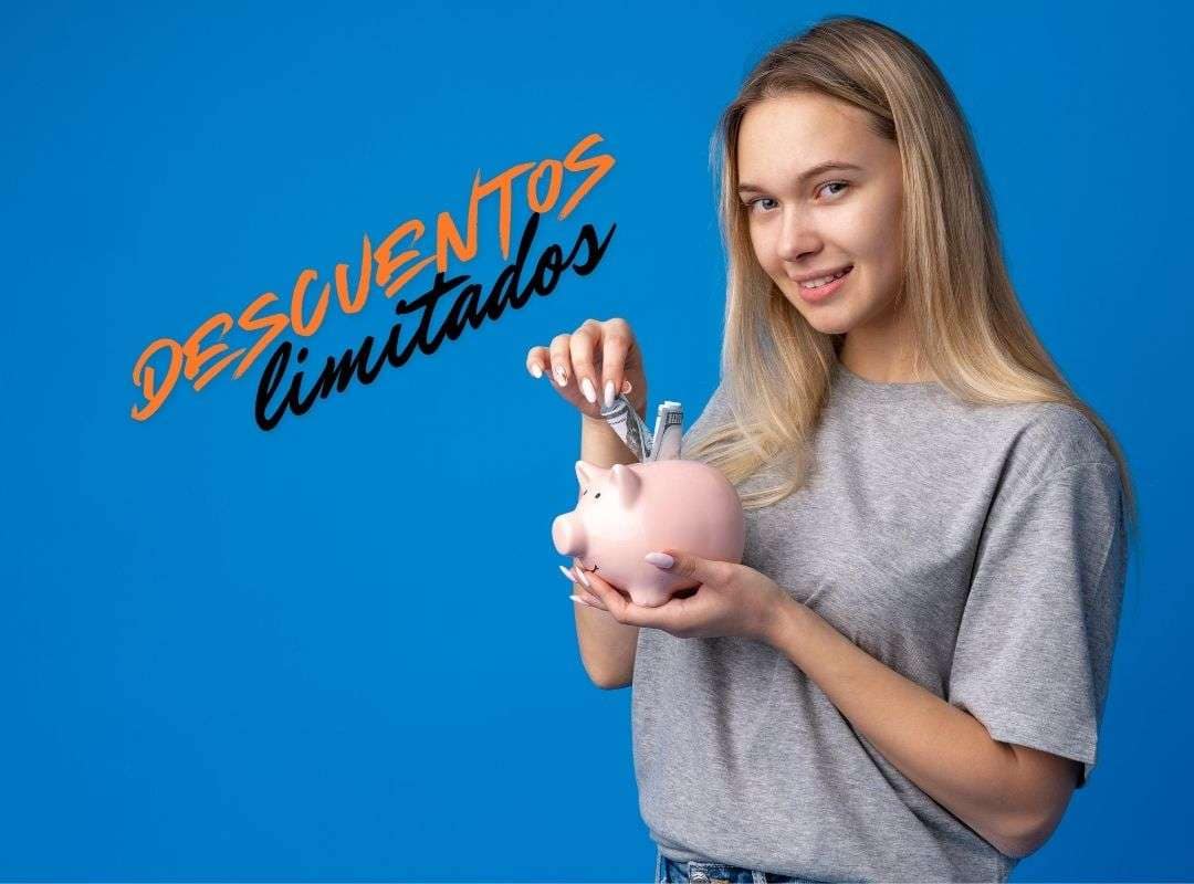 Descuentos Programa Académico con INTO Mujer metiendo dinero en una hucha con forma de cerdito y texto que dice Descuentos limitados