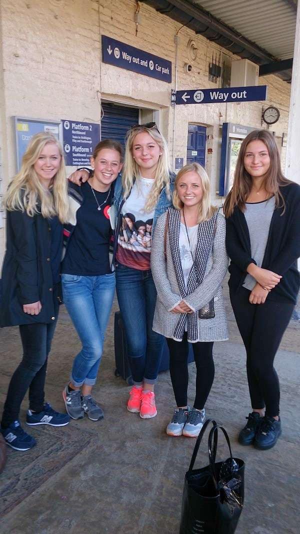 Exciting trip to London Vijf lachende tienermeisjes op een treinperron in Engeland