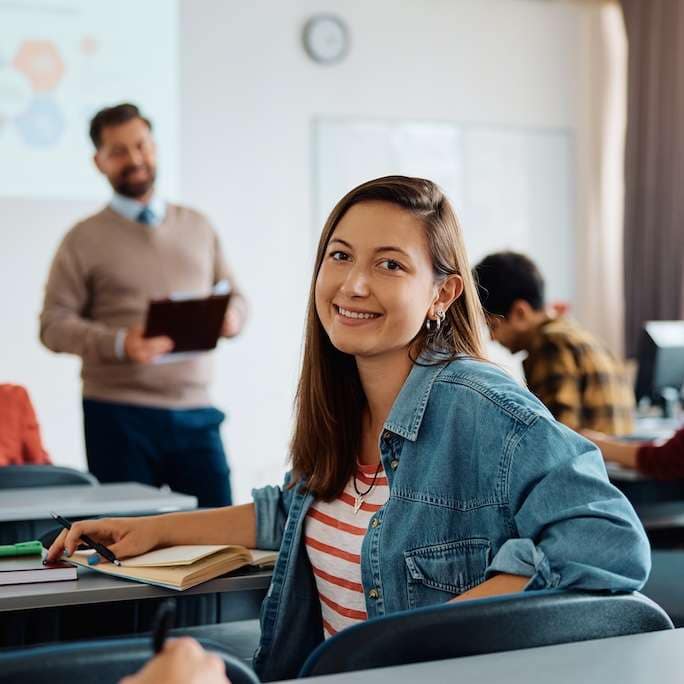 Año académico en el extranjero Joven estudiante experimentando los beneficios de un año escolar en el extranjero