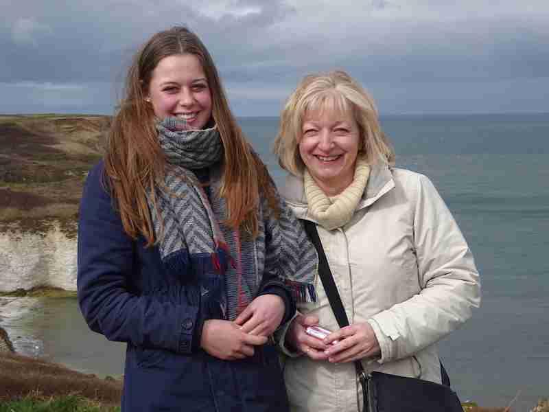 Bente met haar huismoeder aan de kust Vrouwelijke uitwisselingsstudent staat met haar gastmoeder voor de witte kliffen aan de Engelse kust