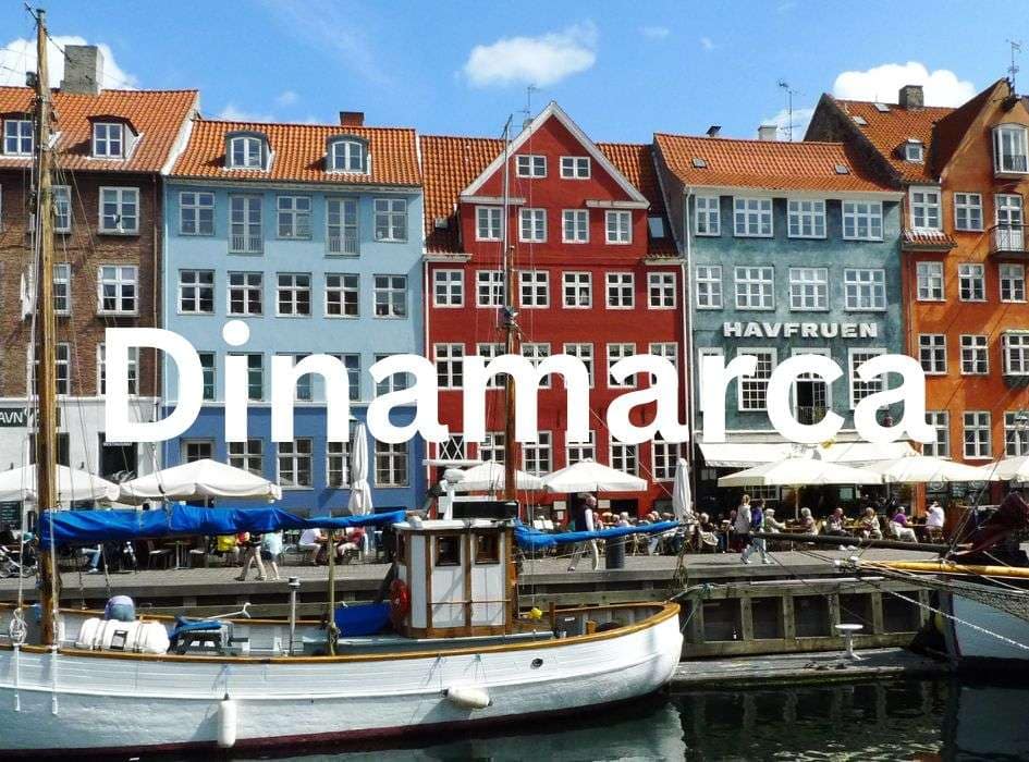 Año académico en Dinamarca Casas junto al río en Copenhague con barco delante