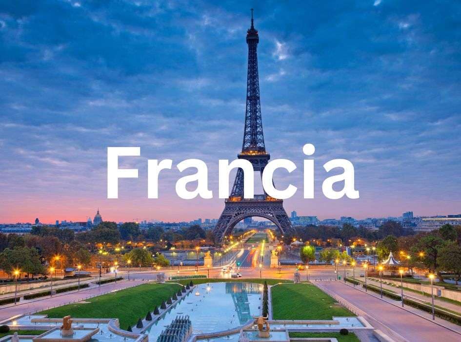 Intercambio Estidiantil Francia Torre Eiffel al amanecer con zona ajardinada delante